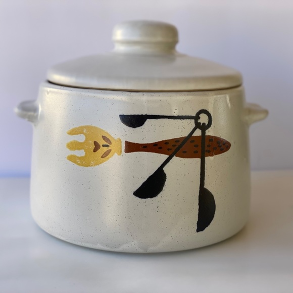 Mid-Century 1960s West Bend Bean Pot With Fork and Measuring Spoon Pattern - Picture 10 of 12